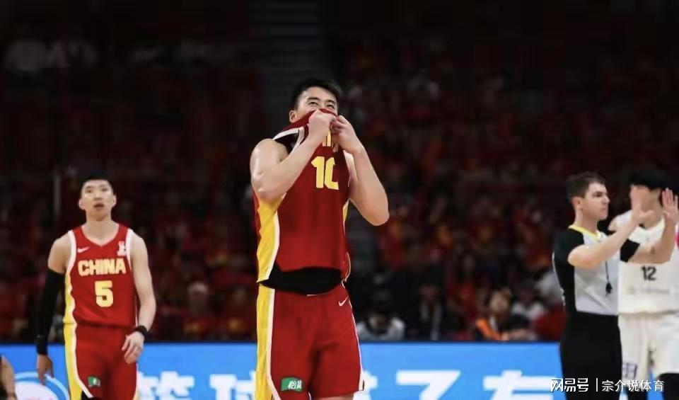 中国男篮决战卡塔尔,首发五人大调整,郭士强听劝,派最强阵容